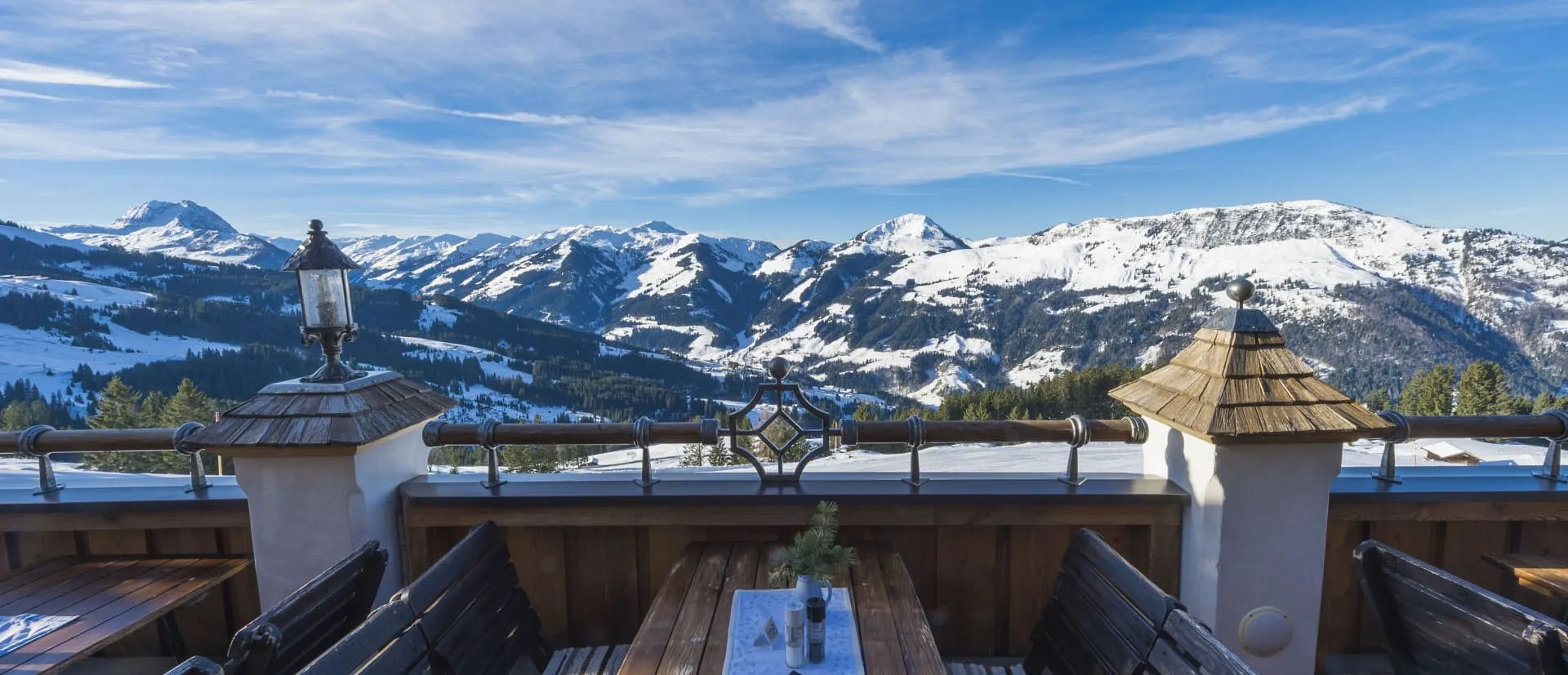 Winterpanorama von der OchsAlm-Terrasse auf die verschneiten Kitzbüheler Alpen