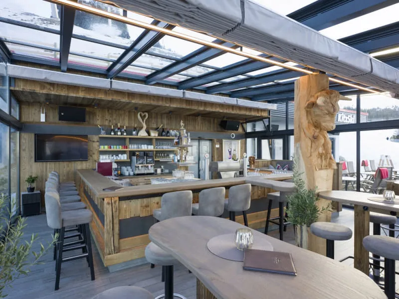 Bar im Wintergarten der OchsAlm