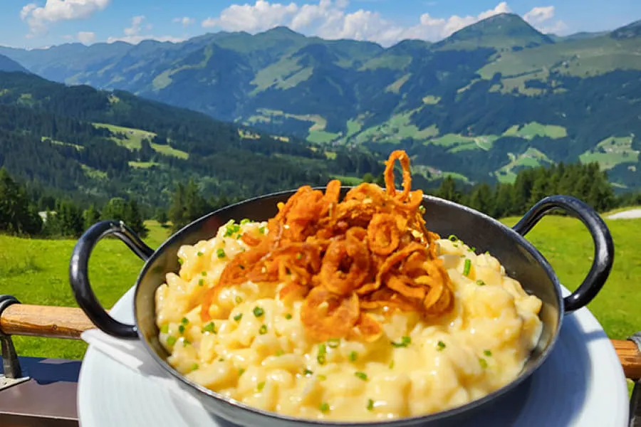 Ochsalm-Pfandl mit Tiroler Spezialitäten auf der Sonnenterrasse