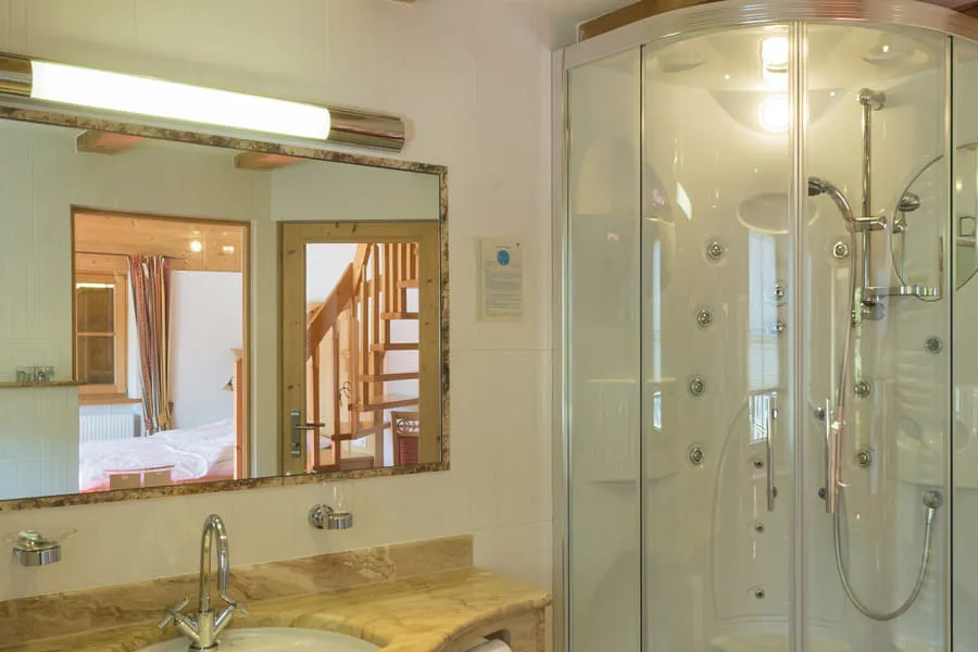 Suite Mountain – Badezimmer mit Dusche und Marmor-Waschtisch